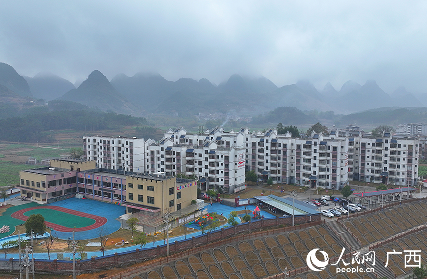 配套设施完善的忻城县北更乡金银花易地搬迁安置点。人民网 付华周摄