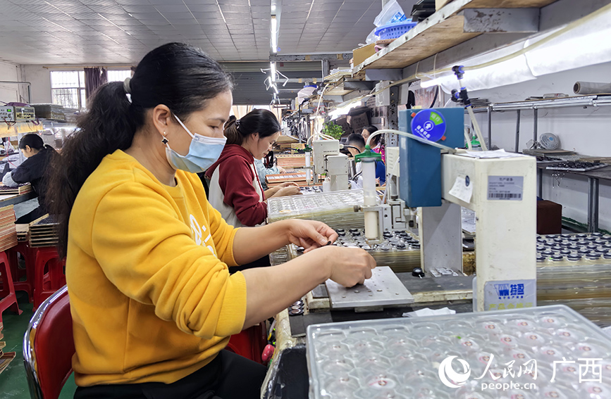 搬迁群众在安置区内的就业车间务工。人民网 付华周摄